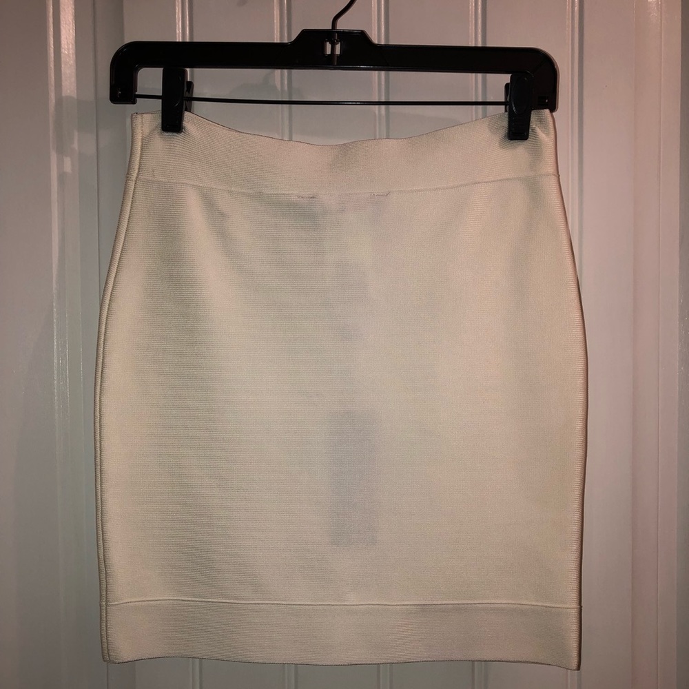 BCBG OFF WHITE MINI SKIRT🔥🔥🔥